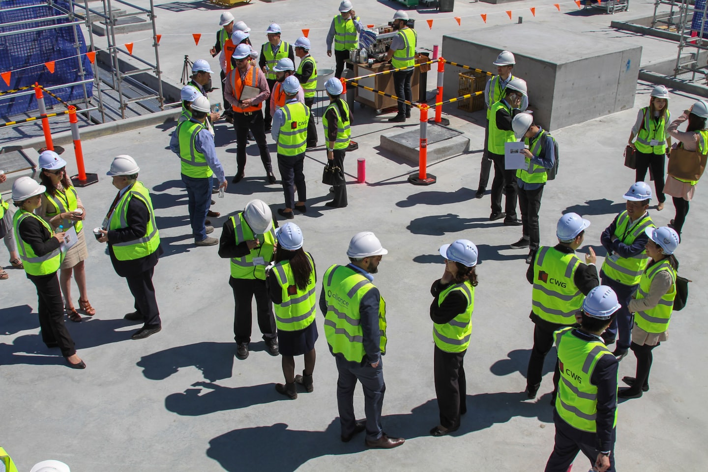 Operai edili con elmetti che tengono una riunione in cantiere.